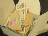 une boîte blanche contenant un tas de courrier