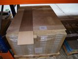 une palette remplie de cartons, placée sur une autre palette dans un entrepôt