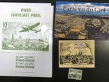 beaucoup de livres et de cartes postales posés sur une table