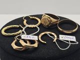une collection de bagues en or et de bagues exposées sur un chapeau noir
