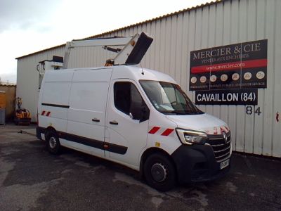 une camionnette blanche garée devant un bâtiment