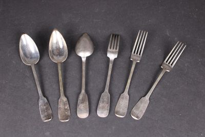 six fourchettes et cuillères sont disposées en rangée sur une surface noire