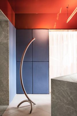 une photo d'une salle de bains moderne avec une grande baignoire