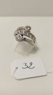 bague en argent sertie de diamants, avec une étiquette de prix sur un fond blanc