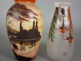 deux vases posés l'un à côté de l'autre sur une table
