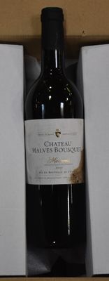 une bouteille de vin posée sur une table dans un coffret