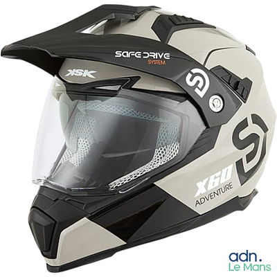 Le casque est noir et blanc et présente un motif noir et blanc.