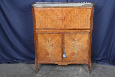 Buffet en placage de bois de rose et palissandre. Les portes…