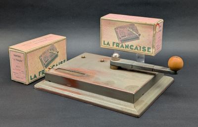 une petite boîte contenant un couteau et une boîte sur laquelle est représentée une orange