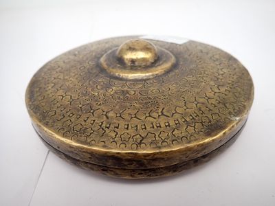 gros plan d'un objet métallique sur une surface blanche
