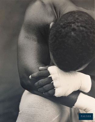 une vieille photo en noir et blanc d'un homme avec un bandage au bras