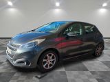 la voiture grise est garée sur le sol en damier d'un garage
