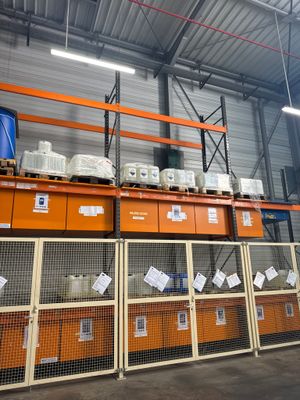 de nombreux cartons et boîtes sur les étagères de l'entrepôt