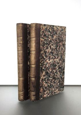 deux livres placés l'un à côté de l'autre