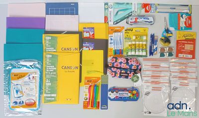 de nombreuses fournitures scolaires disposées sur une surface blanche