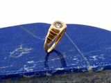 l'image d'une bague en or ornée d'un diamant