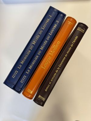 trois livres posés sur une table