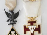 un gros plan sur deux médailles posées sur une surface blanche