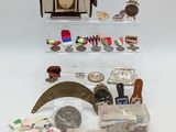 une vitrine sur laquelle sont disposés une horloge et divers objets