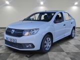 la voiture blanche est garée dans une grande pièce au sol en damier