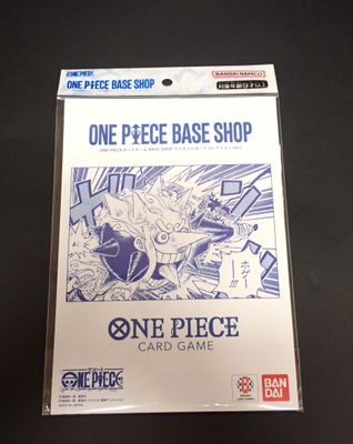 un gros plan sur une boîte de jeu de cartes sur laquelle figure une pièce