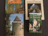 trois livres sont posés sur une table les uns à côté des autres