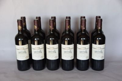 six bouteilles de vin sont alignées sur une table