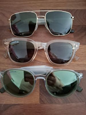 trois paires de lunettes de soleil posées sur une table en bois
