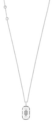 un collier en argent avec un pendentif de forme carrée monté sur une chaîne