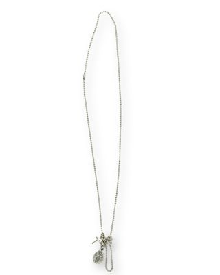 un collier en argent auquel est suspendue une breloque en forme d'oiseau
