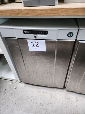 deux réfrigérateurs en acier inoxydable avec une étiquette de prix dans un magasin
