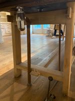 Longue table de ferme en bois brut, les quatre pieds réunis … (photo 4)