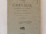 un vieux livre posé sur une table blanche couverte d'écritures