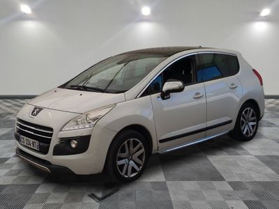 la petite voiture blanche est garée dans la pièce au sol en damier