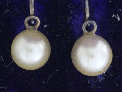 Paire de dormeuses en or ornées de perles .