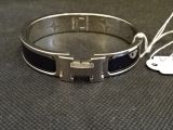 un bracelet auquel est attachée une étiquette