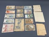 quelques vieux billets de banque posés sur une table, à côté d'une pile d'enveloppes