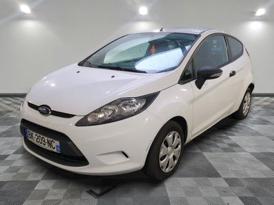 La voiture blanche est garée sur le sol à damier du garage.