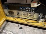 une photo d'une radio installée dans un meuble