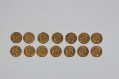 plusieurs pièces d'or sont disposées en ligne sur une surface blanche