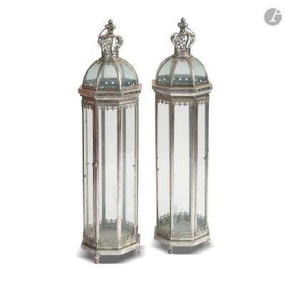 paire de lanternes en argent et en verre surmontées de couronnes