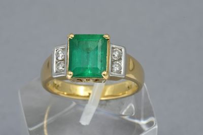 Bague en or jaune 750°°° (hibou) ornée d'une émeraude taille…