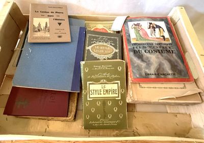 de nombreux livres dans une boîte posée sur une table