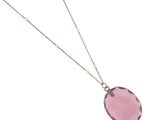 un collier avec une pierre rose suspendue à une chaîne