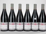 six bouteilles de vin rouge alignées