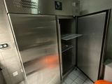 un réfrigérateur en acier inoxydable dans le coin d'une cuisine