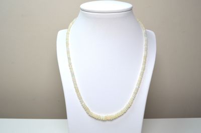 collier avec des perles blanches présenté sur un mannequin blanc