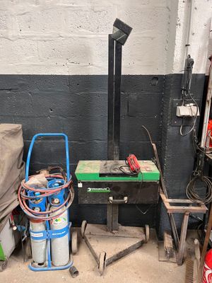 une petite table avec un bidon d'essence et d'autres objets dans un garage