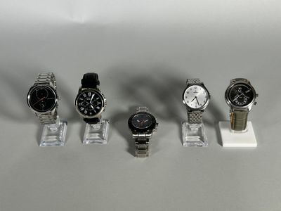a lot of watches that are on display on the table