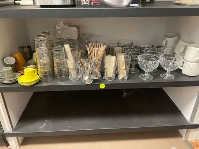 une étagère sur laquelle sont posés de nombreux verres et tasses